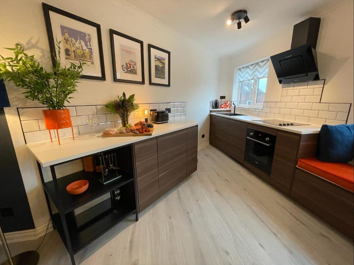 East Walls Apartment Chichester Bagian luar foto